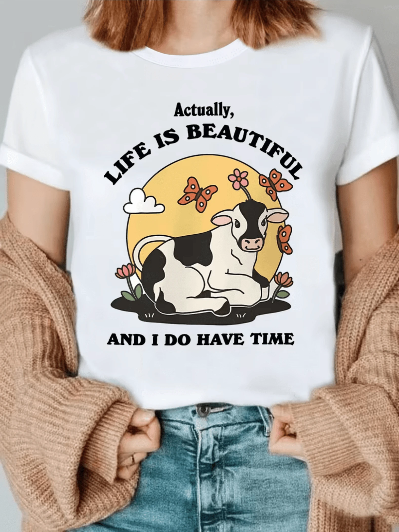 A Cow Resting Under A Warm Sun Surrounded By Butterflies And Flowers That Evoke Tranquility And Joy, Conveying A Message Of Love For Life And Serenity. Comfortable Casual Women's T-Shirt For Everyday Wear. - 白色 - 查看 1