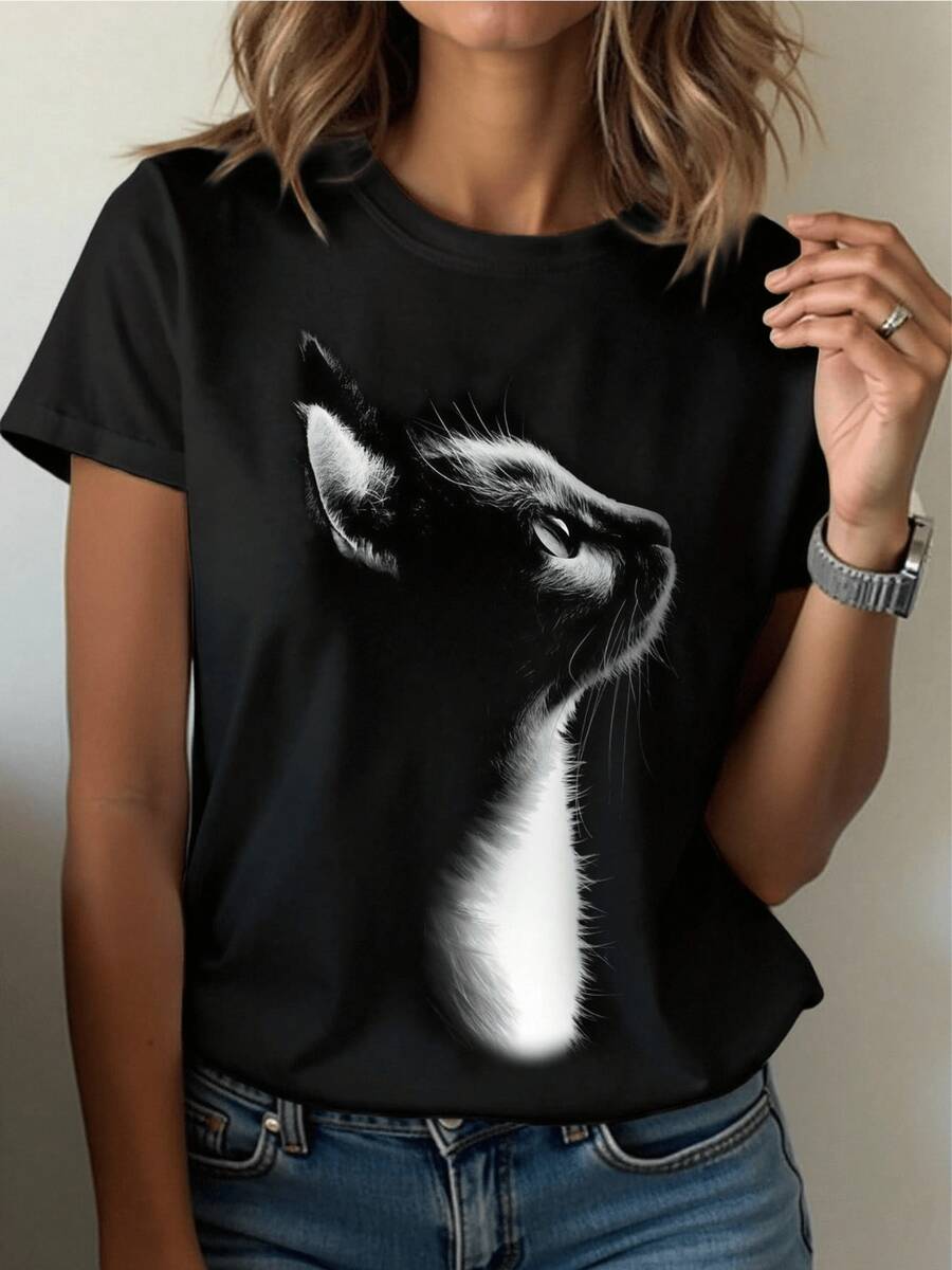 A Cat Gazing Towards The Light Symbolizes Curiosity, Hope, And Elegance, With Soft Shadows Highlighting Its Serenity. A Modern, Comfortable, Casual Women's T-Shirt For Everyday Wear. - 黑色 - 查看 1