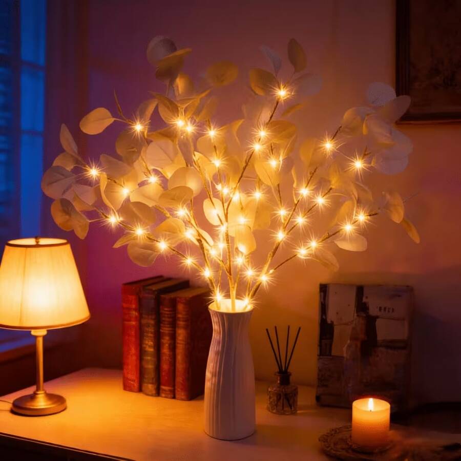 2 chiếc lá táo nhân tạo thủ công, trông như thật, kết hợp với đèn LED trắng ấm. Hòa hợp hoàn hảo với mọi không gian - phòng khách, phòng ngủ, bàn ăn, lò sưởi hoặc sân hiên ngoài trời, ngay lập tức mang đến nét ấm áp và tự nhiên.