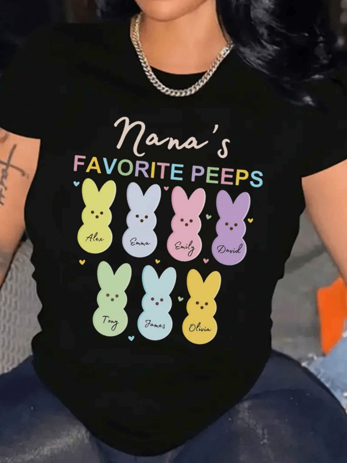 Colorful Bunnies Gathered With Names And Hearts Symbolizing Family Unity And A Grandmother's Love For Her Loved Ones. Comfortable Casual Women's T-Shirt, Ideal As A Gift. - 黑色 - 查看 1