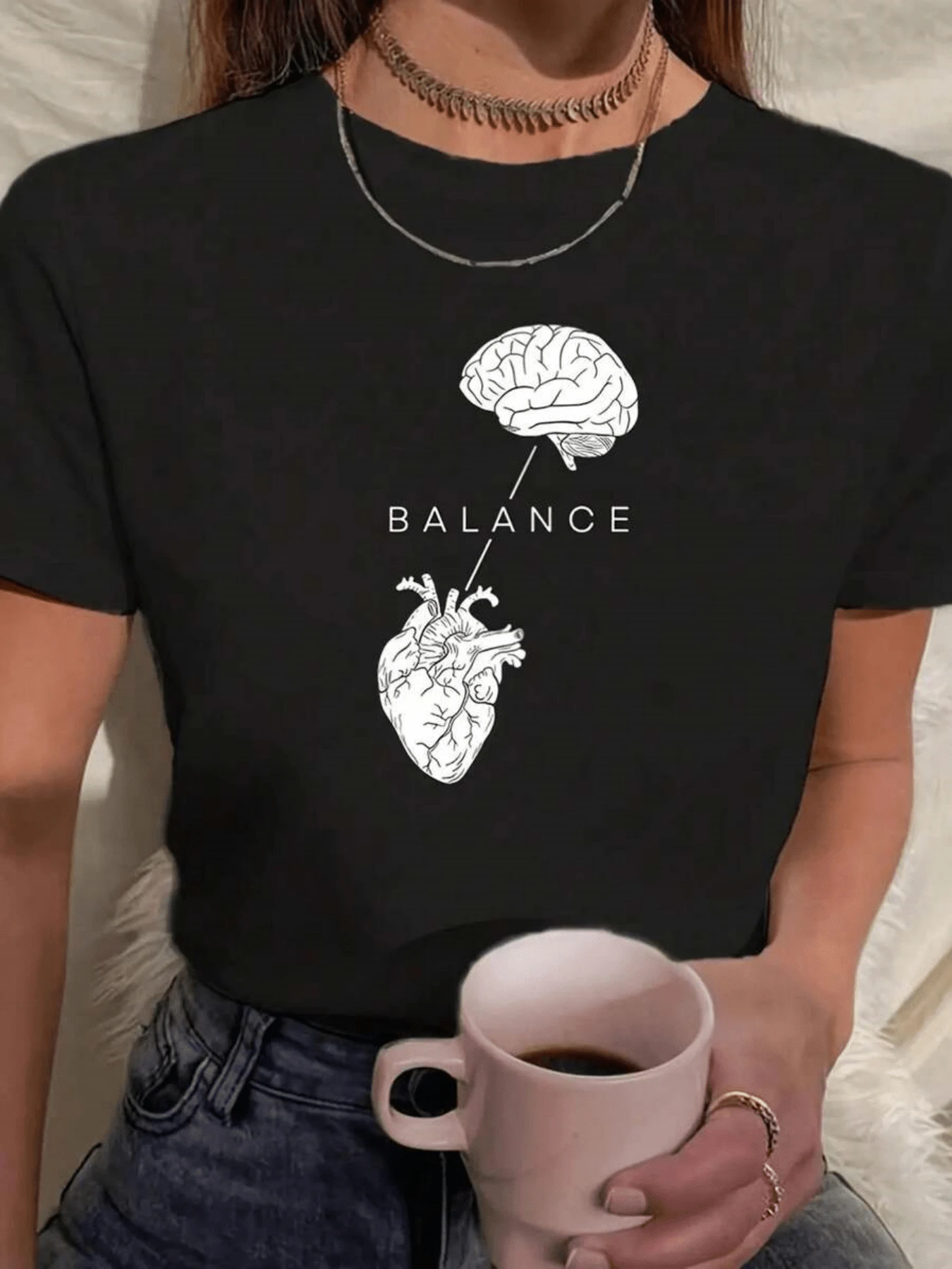 Equilibrio entre mente y corazón representado con un cerebro y un corazón conectados simbolizando armonía interior y reflexión profunda camiseta de mujer casual moderna cómoda para diario - Negro - Ver 1