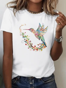 Colibrí multicolor desplegando sus alas entre flores pequeñas que simbolizan libertad esperanza y belleza natural con detalles que evocan alegría y energía positiva camiseta de mujer casual cómoda para uso diario - Blanco - Ver 6