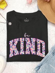 Floral Words That Inspire Kindness And Convey A Positive Message Of Empathy And Friendliness With Cheerful Tones That Lift The Spirits. Women's Casual Modern Comfortable T-Shirt For Everyday Wear - 黑色 - 查看 1