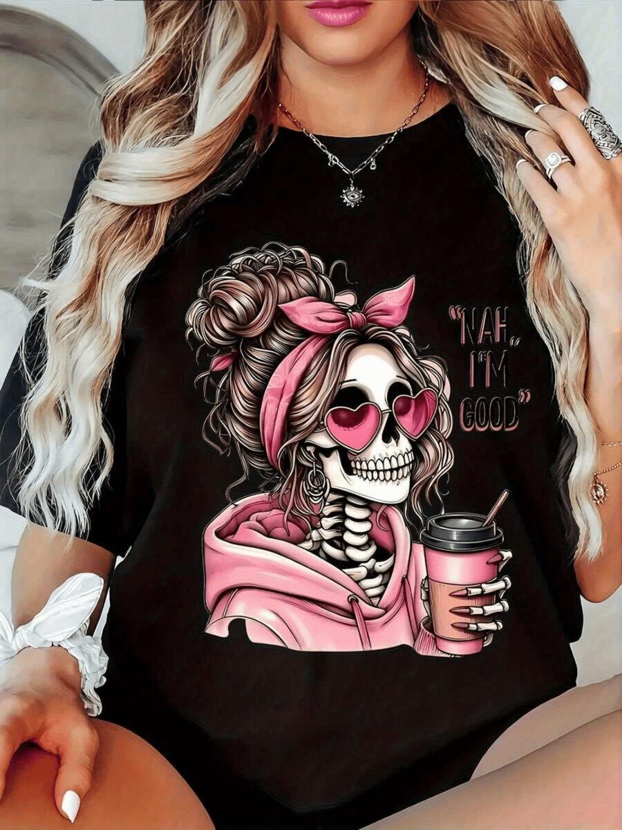 Calavera femenina con gafas de corazón y pañuelo rosa sosteniendo una taza de café que transmite actitud relajada moderna y divertida camiseta de mujer casual perfecta para uso diario - Negro - Ver 1