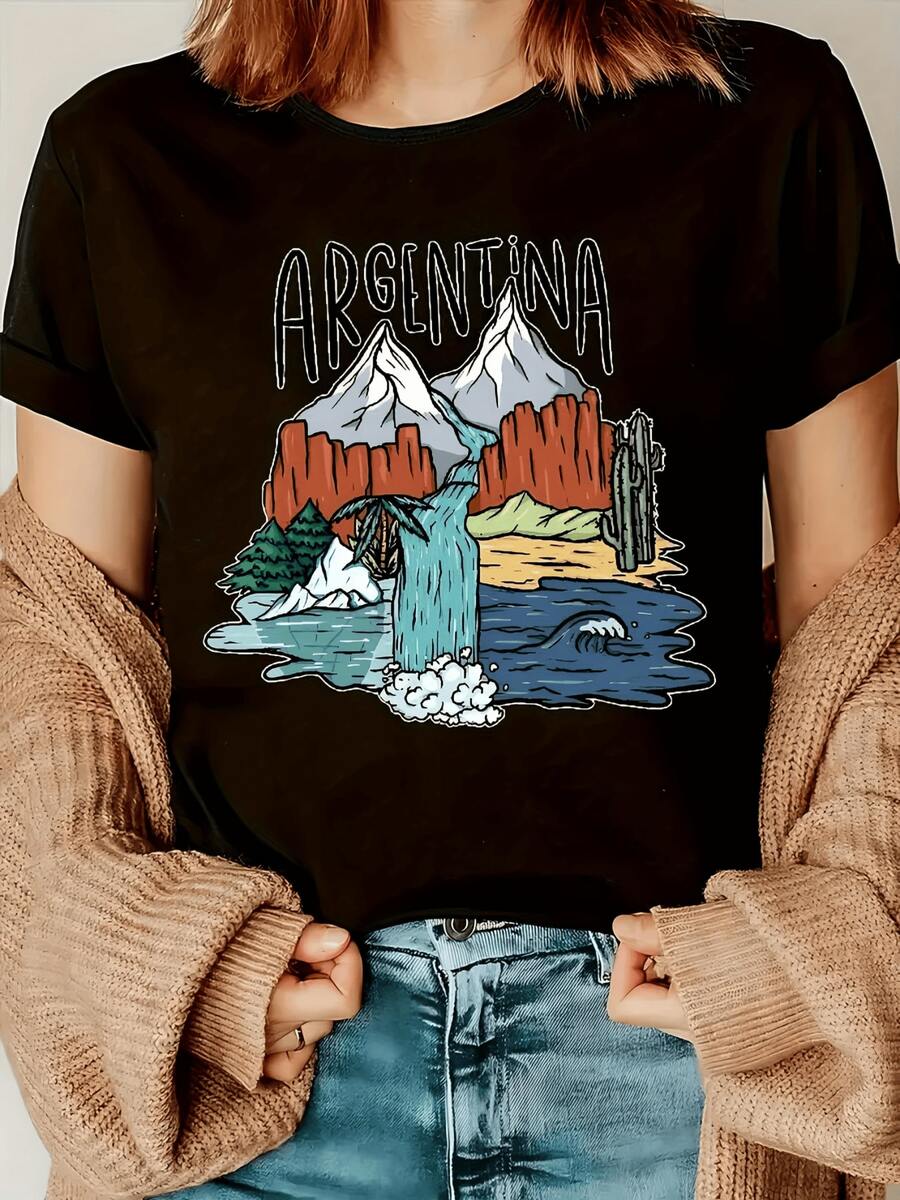 Snow-Capped Mountains With A Blue Waterfall Cascading Among Red Rocks Represent The Natural Strength And Beauty Of Argentina, Inspiring Freedom And Adventure. A Comfortable, Modern, Casual Women's T-Shirt For Everyday Wear. - 黑色 - 查看 1