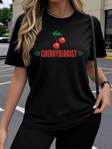 Two Bright Red Cherries Joined By A Green Stem Symbolize Sweetness, Energy, And Vitality, With The Word "Cherryologist" Evoking Joy And Freshness. This Modern, Comfortable, Casual Women's T-Shirt Is Ideal For Everyday Wear. - 黑色 - 查看 6