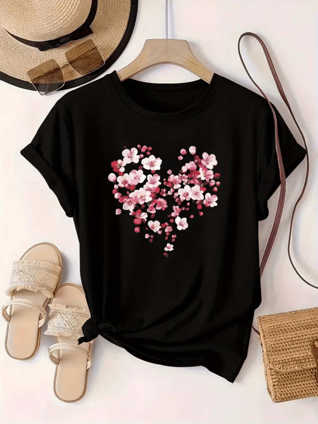 Heart Formed By Pink Petals And Delicate Flowers Symbolizing Love, Tenderness And Positive Energy. Casual, Comfortable Women's T-Shirt For Everyday Wear, Elegant And Modern. - 黑色 - 查看 1