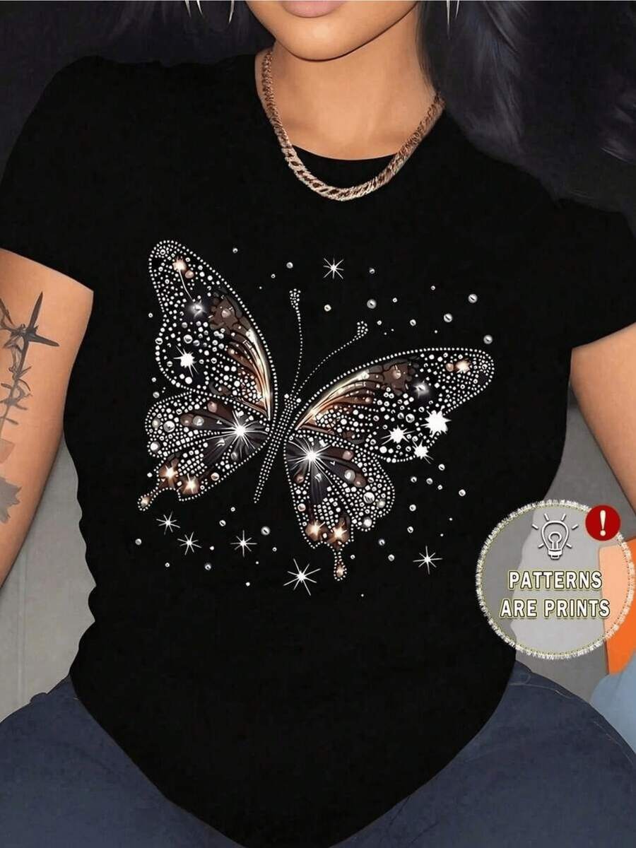 A Shimmering Butterfly Formed By Sparkles And Points Of Light Representing Transformation, Freedom, And Beauty, Surrounded By Stars Symbolizing Dreams And Positive Energy. A Modern, Comfortable, Casual Women's T-Shirt For Everyday Wear. - 黑色 - 查看 1