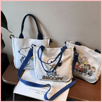 SNOOPY 一套4个史努比主题帆布斜挎包，配有可调节长度的帆布肩带和黑色五金扣，兼具实用性和装饰性，适合日常出行和短途通勤，可携带手机、钱包等小型个人物品，适合开学季、节日、生日、送礼等场合。
