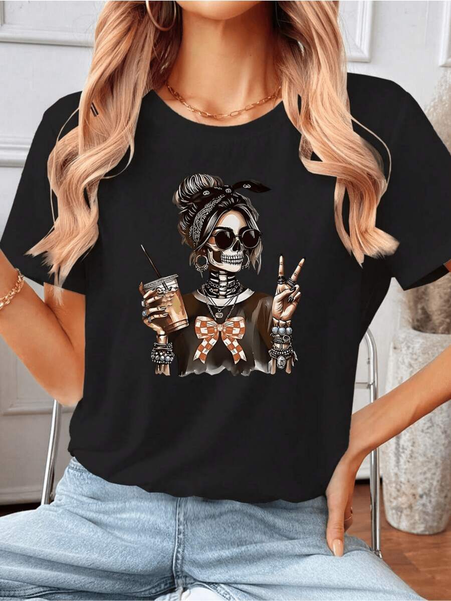 Modern Woman With Glasses Holds An Iced Drink And Makes A Peace Sign, Showing A Relaxed And Confident Attitude With A Patterned Bun And Bohemian Accessories; Comfortable Casual Women's T-Shirt For Everyday Wear - 黑色 - 查看 1