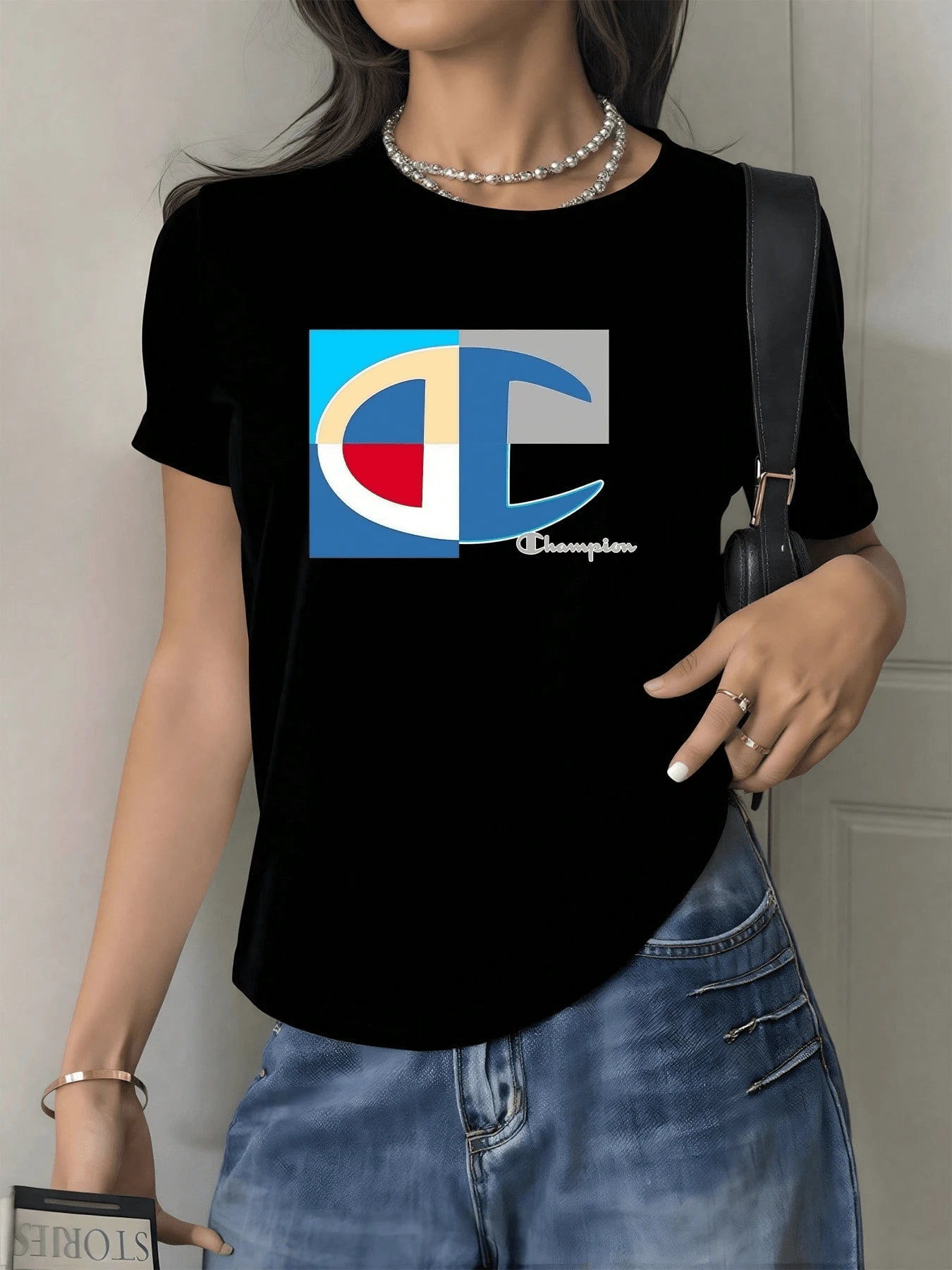 Geometric Symbol With Blue, Red, And Beige Colored Shapes That Conveys Energy, Balance, And Creativity On An Elegant Background. Women's Casual, Modern, And Comfortable T-Shirt For Everyday Wear. - 黑色 - 查看 1
