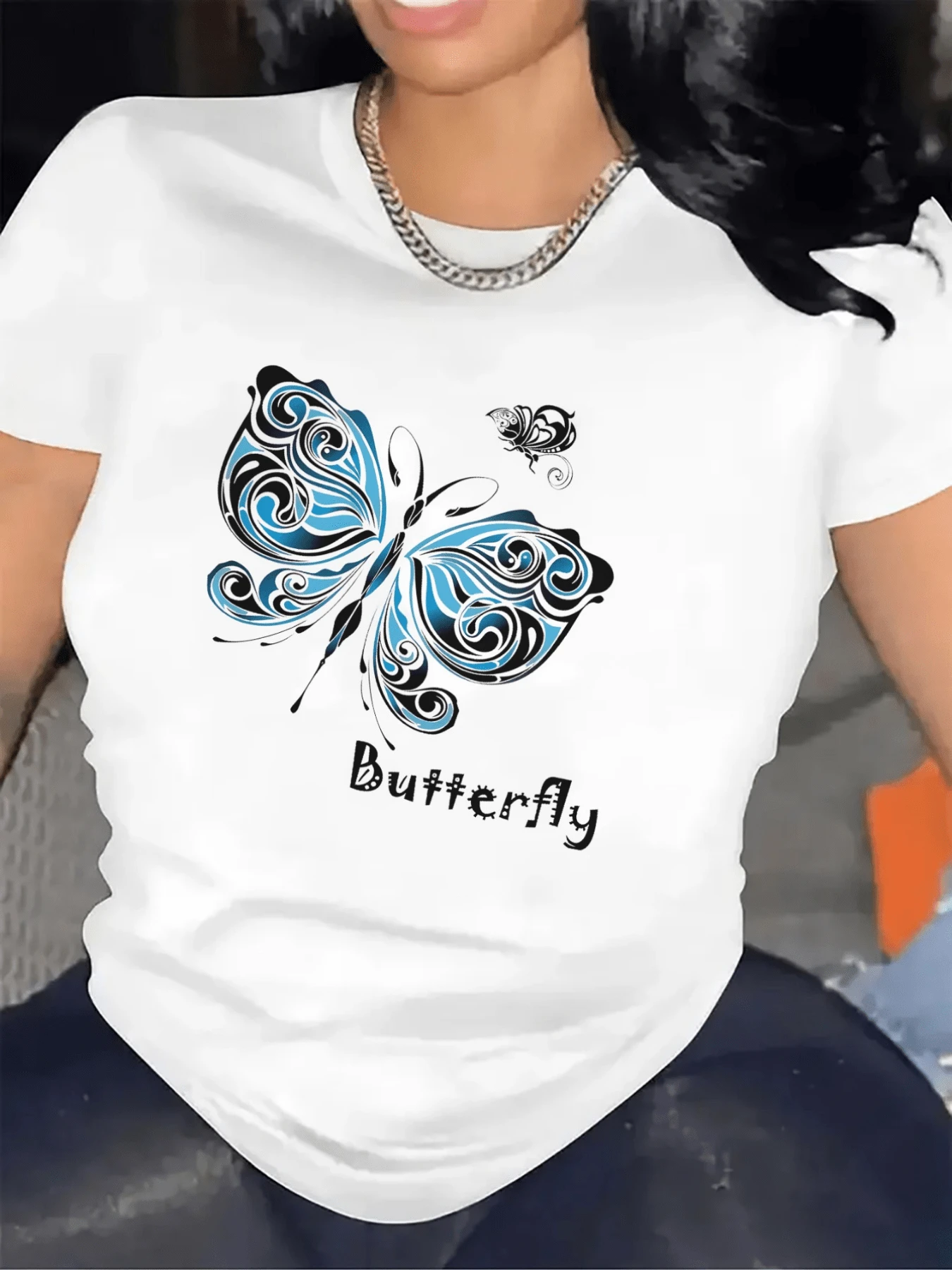 Blue Butterfly With Wings Full Of Movement That Symbolize Freedom, Renewal And Beauty Enveloping The Feminine Spirit. Comfortable Casual Women's T-Shirt For Everyday Wear - 白色 - 查看 1