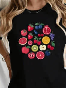 Frutas coloridas que simbolizan energía vital con fresas cerezas uvas naranjas y kiwis representando la alegría natural y el sabor de la vida camiseta de mujer casual moderna cómoda para diario - Negro - Ver 6