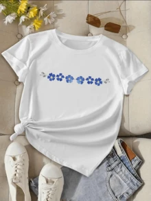 Flores azules conectadas por delicados tallos verdes que simbolizan la unión y la calma de la naturaleza reflejando serenidad y equilibrio en cada pétalo camiseta de mujer blanca moderna para uso diario cómoda y fresca - Blanco - Ver 6