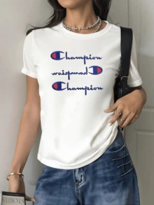 Three Blue Symbols With Red Details Evoke Energy, Strength, And Confidence, Representing Self-Improvement And A Winning Spirit. A Modern, Casual Women's T-Shirt For Comfortable And Attractive Everyday Wear. - 白色 - 查看 1