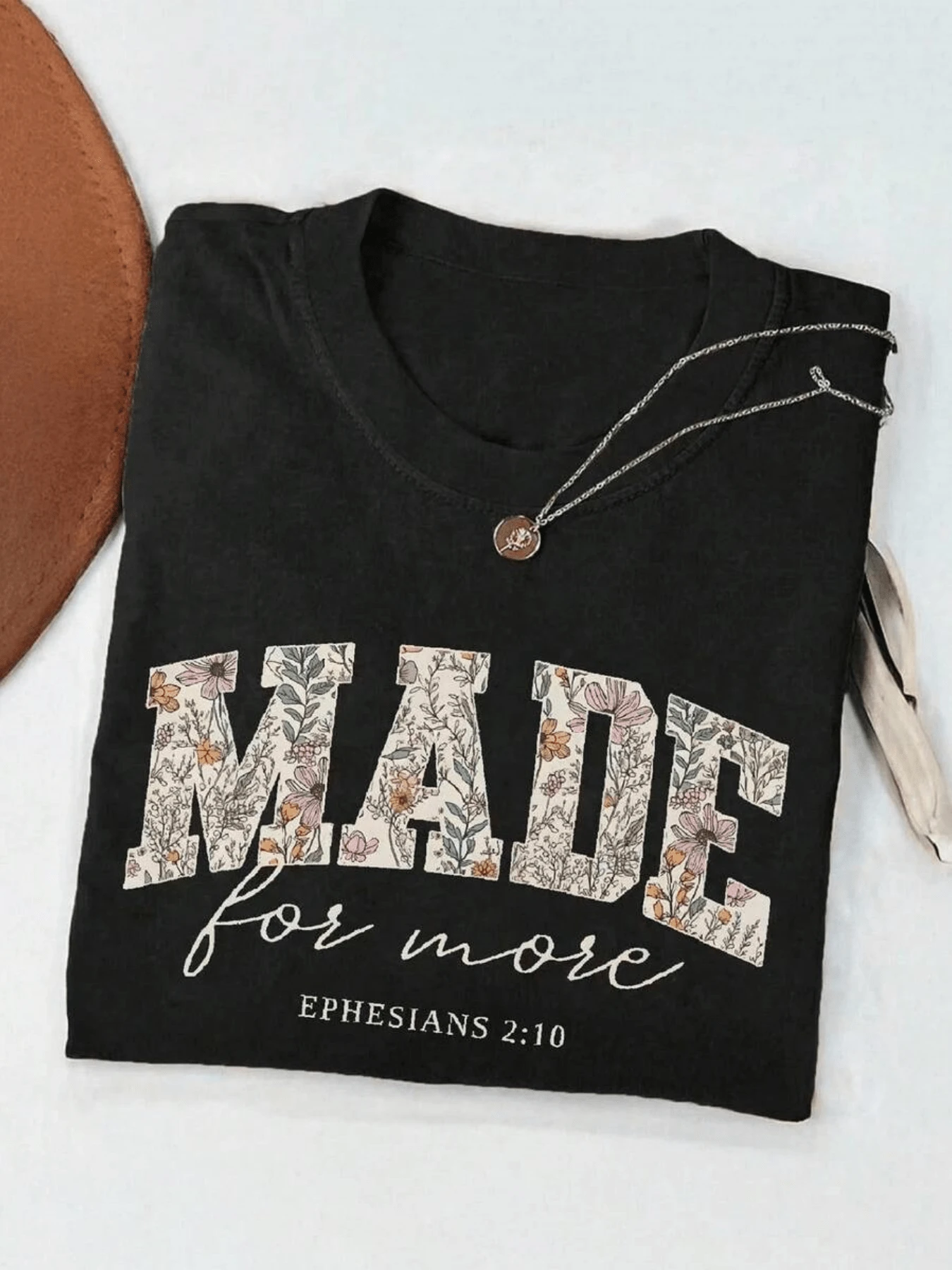 Palabras grandes con flores delicadas simbolizan crecimiento espiritual esperanza y propósito personal inspirando superación diaria camiseta de mujer cómoda moderna casual - Negro - Ver 1