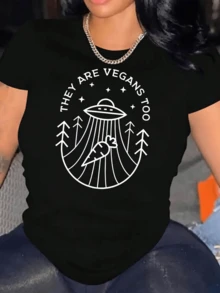 A Mysterious Flying Saucer Illuminates A Pine Field While Raising A Carrot, Symbolizing Harmony Between Nature And Extraterrestrial Life. A Casual Women's T-Shirt, Ideal For Vegan Lovers. - 黑色 - 查看 1