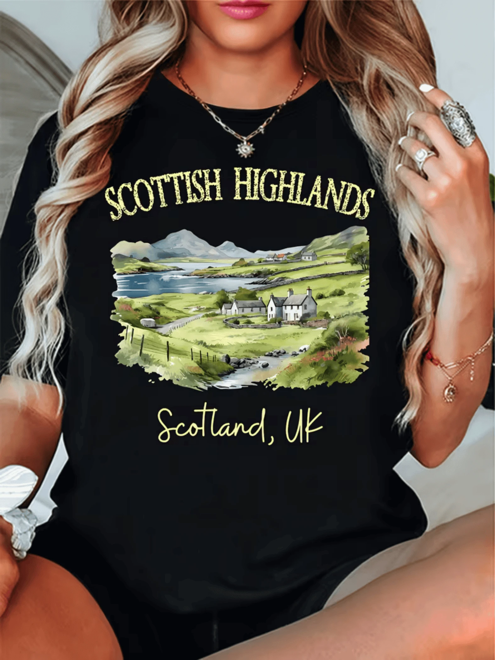Scottish Highlands Landscape With Country Houses Nestled Among Green Hills And A Tranquil River Reflecting The Serenity Of The British Countryside. Comfortable Casual Women's T-Shirt For Everyday Wear And Travel. - 黑色 - 查看 1