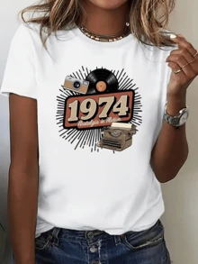 Tipo vintage que celebra la esencia nostálgica de 1974 con cámara retro disco de vinilo y máquina de escribir evocando recuerdos clásicos y encanto atemporal camiseta de mujer casual cómoda ideal para uso diario - Blanco - Ver 6
