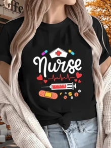 Simboliza el esfuerzo y la dedicación del personal de salud con gráficos de jeringa corazones pastillas y un gorro de enfermera resaltando la compasión en cada detalle camiseta de mujer casual cómoda para uso diario - Negro - Ver 1