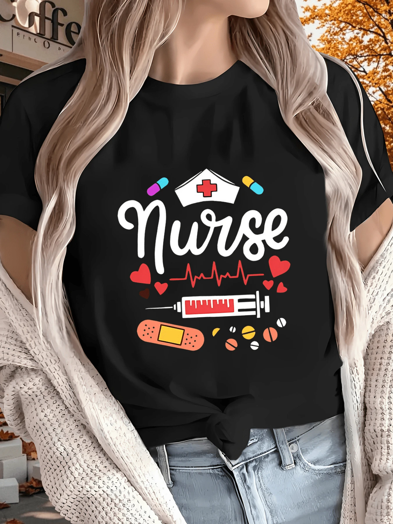 Simboliza el esfuerzo y la dedicación del personal de salud con gráficos de jeringa corazones pastillas y un gorro de enfermera resaltando la compasión en cada detalle camiseta de mujer casual cómoda para uso diario - Negro - Ver 1