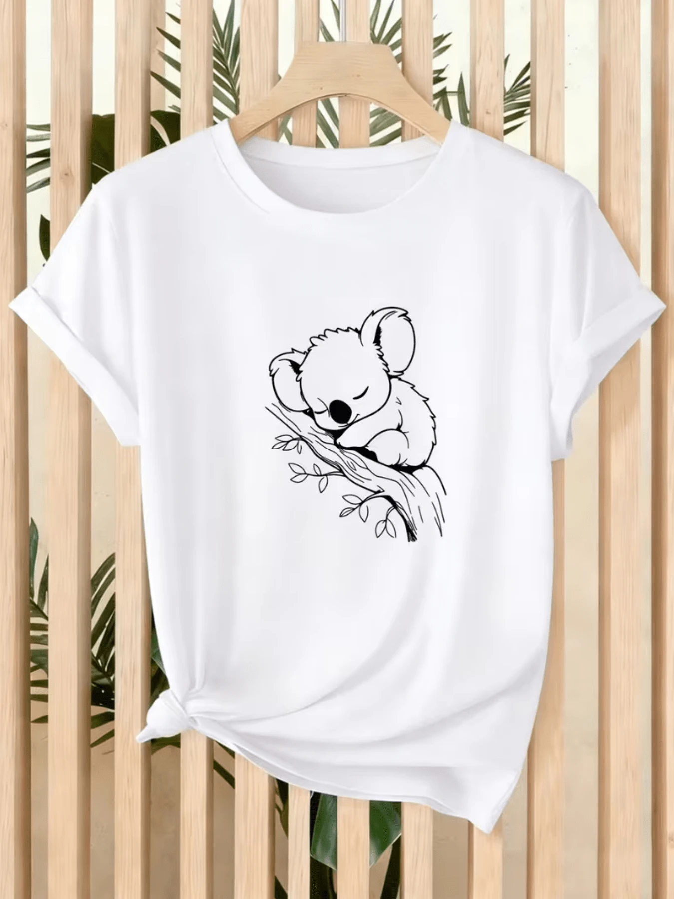 A Koala Asleep On A Branch Symbolizes Peace, Tenderness, And A Connection With Nature. Perfect For Those Who Love Animals And Tranquility. A Comfortable And Modern Casual Women's T-Shirt. - 白色 - 查看 1