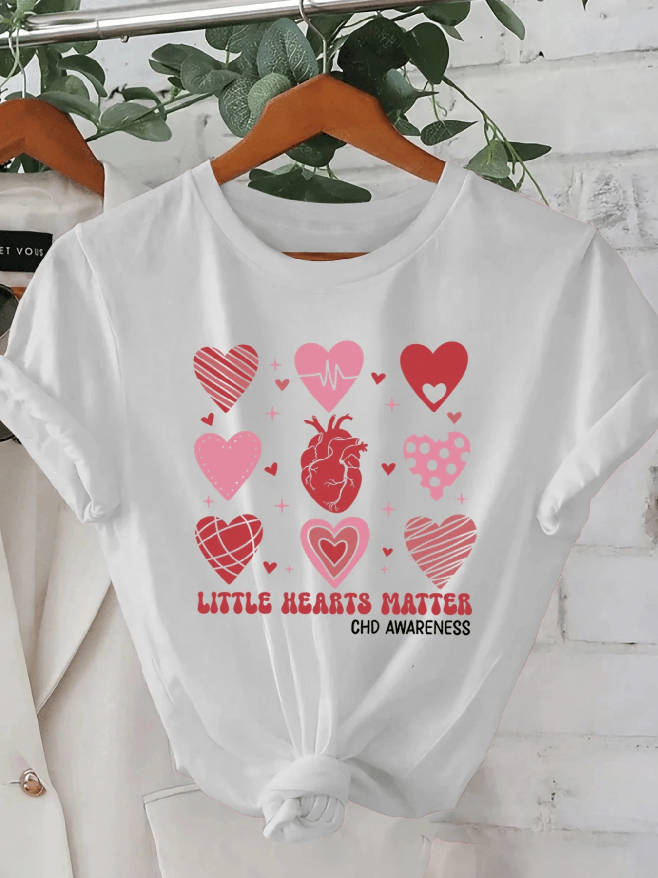 Red And Pink Hearts Symbolizing Awareness Of Children's Heart Health And Love For Life With Messages Of Hope And Unity. Comfortable Casual Women's T-Shirt For Everyday Wear. - 白色 - 查看 1