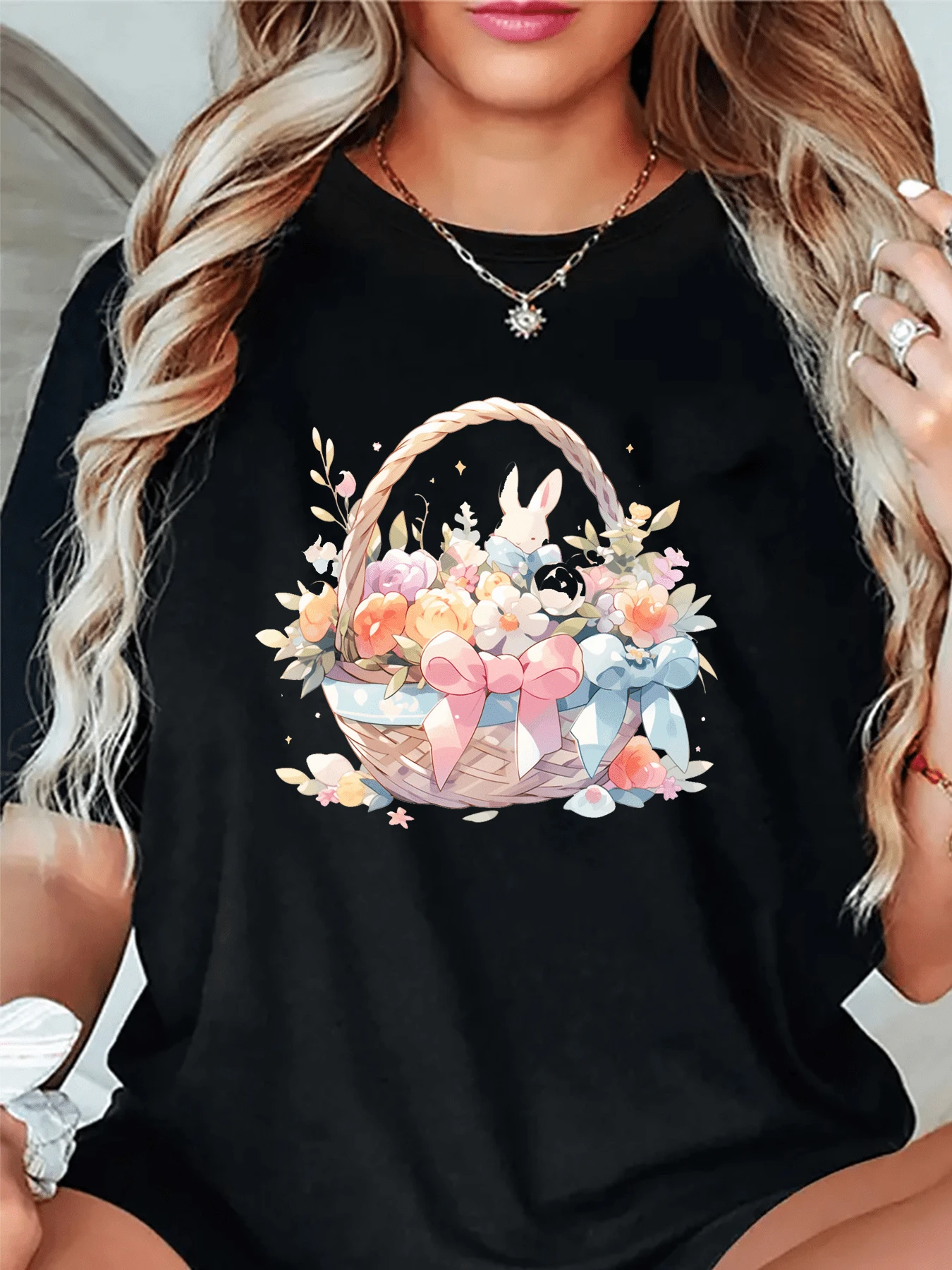 A Basket Filled With Soft Flowers With The Figure Of A White Rabbit Surrounded By Pastel Tones And Colorful Ribbons That Convey Joy And Tenderness; A Comfortable Casual Women's T-Shirt For Everyday Wear - 黑色 - 查看 1