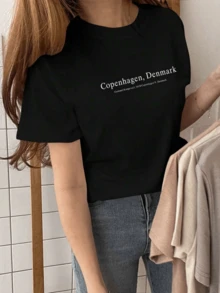 Palabras expresando el espíritu moderno urbano con referencia a una ciudad escandinava símbolo de elegancia y calma camiseta de mujer casual para uso diario cómoda y versátil - Negro - Ver 8