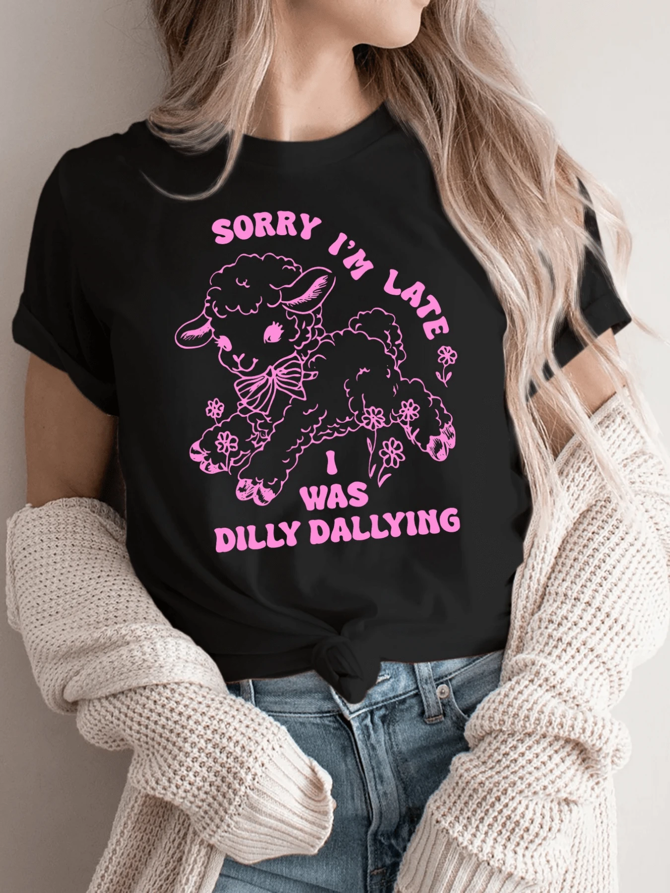 A Cute Little Pink Lamb Runs Among Flowers With A Playful Expression, Conveying Sweetness, Humor, And Youthful Joy-Ideal For Those Who Love Adorable And Fun. A Casual And Comfortable Women's T-Shirt. - 黑色 - 查看 1
