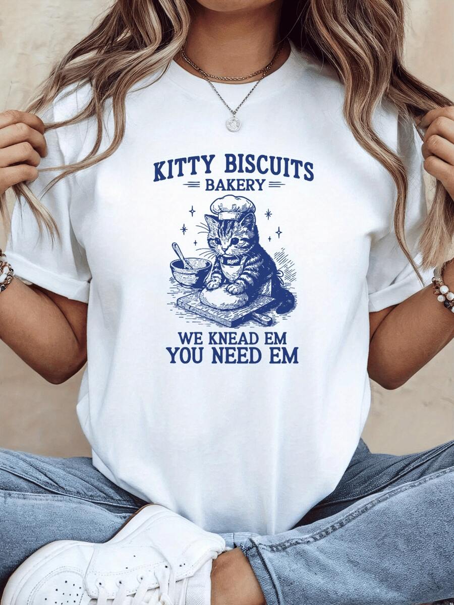 Baker Cat Tenderly Mixing Dough On A Kitchen Table Symbolizing Patience, Creativity And Love For Craftsmanship. Casual Women's T-Shirt With A Fun Print, Ideal For Everyday Wear. - 白色 - 查看 1