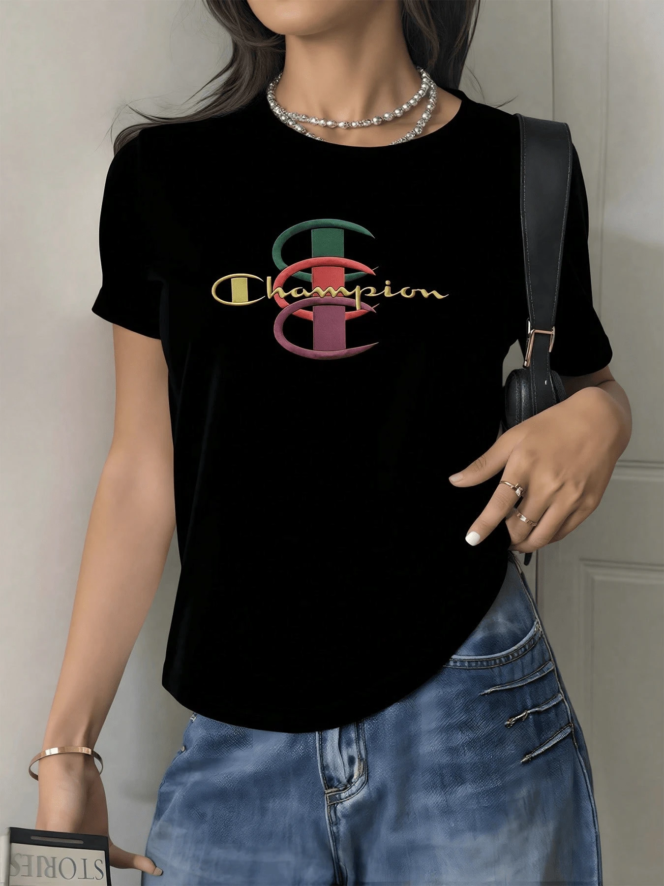 Multicolored Symbol Representing Energy, Balance, And Confidence With Intertwined Letters That Evoke Urban Vitality And A Positive Attitude. Modern Casual Women's T-Shirt For Everyday Wear - 黑色 - 查看 1