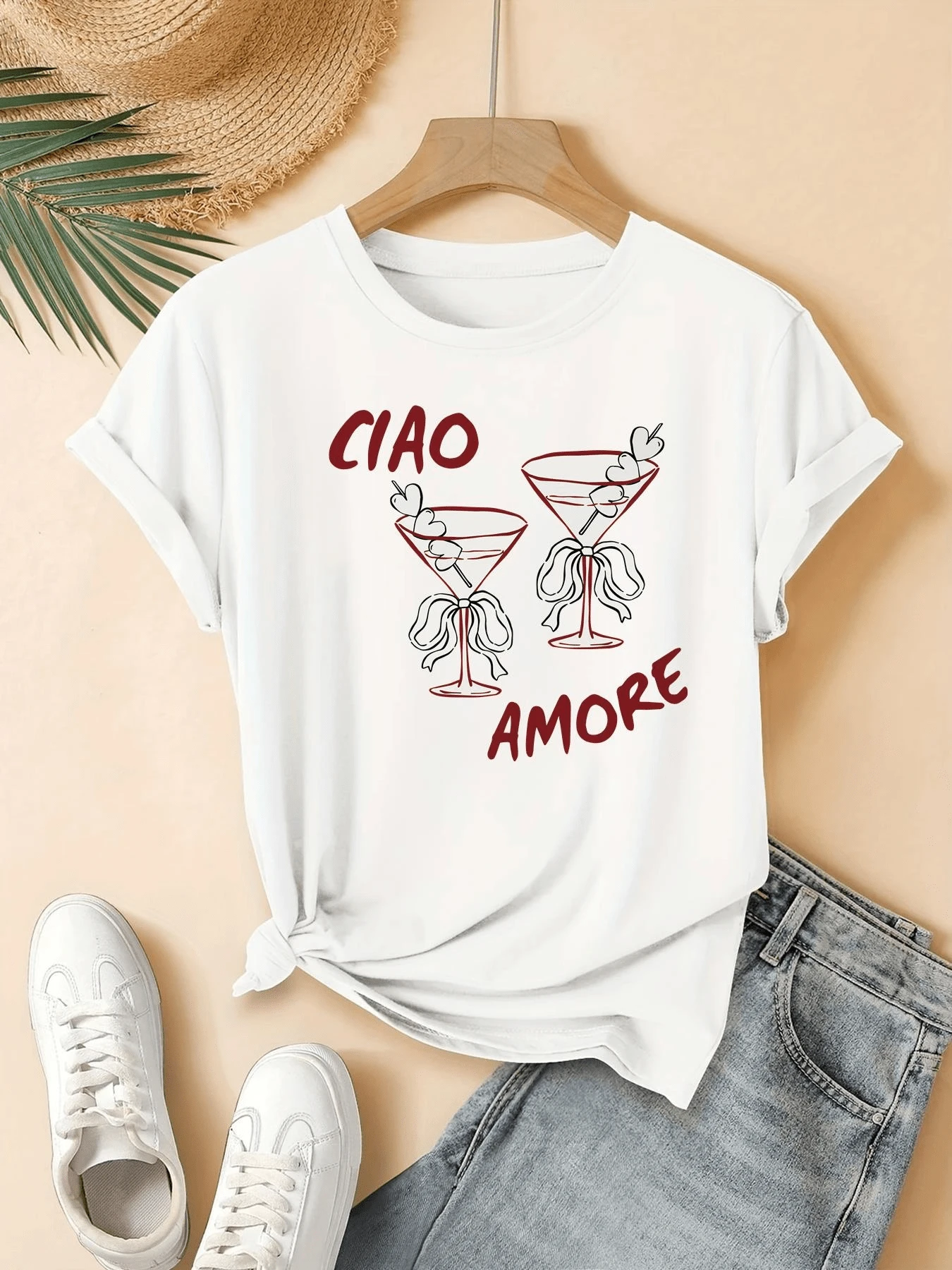 Two Cocktail Glasses Intertwined With Soft Lines Symbolize Joy, Love, And Shared Moments With Elegance And A Romantic Touch. A Modern, Casual, Short-Sleeved Women's T-Shirt Is Perfect For A Fresh Look. - 白色 - 查看 1