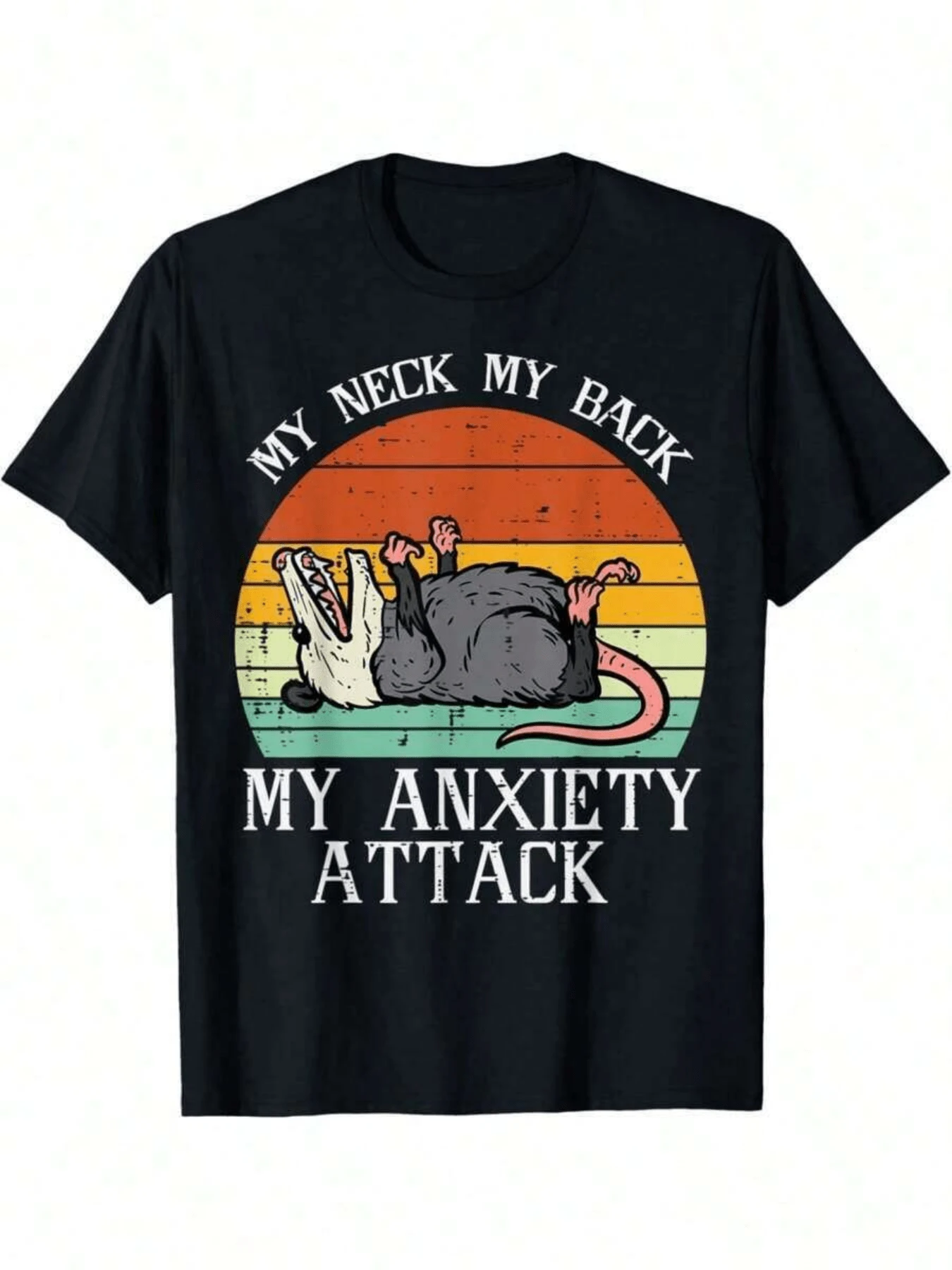 Opossum acostado sobre fondo de franjas cálidas simbolizando la ironía y el humor frente a la ansiedad y el cansancio diario reflejando una actitud relajada y resiliente ante la vida camiseta de mujer casual divertida cómoda para uso diario - Negro - Ver 1