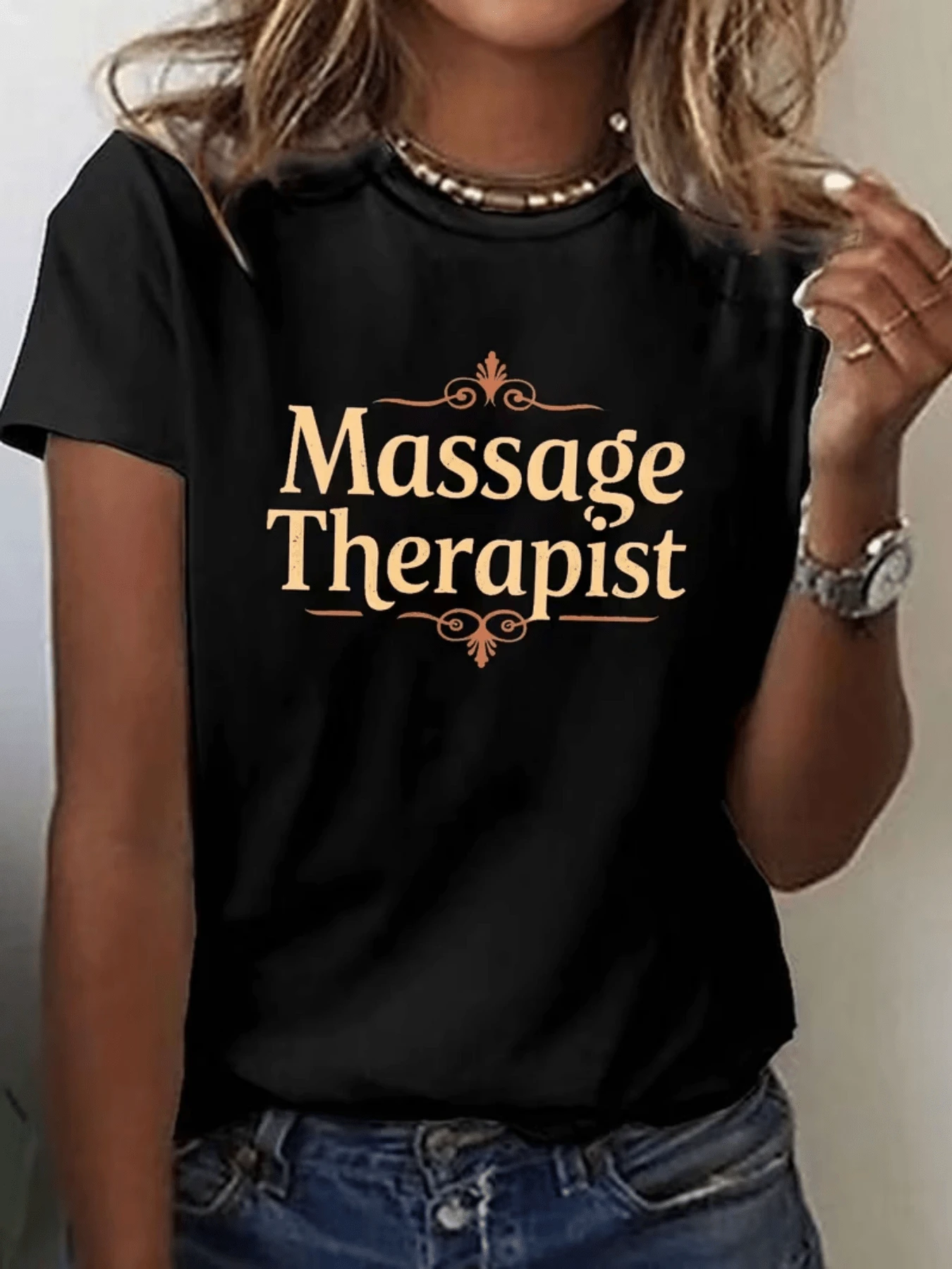 Frase en el centro que expresa orgullo y profesionalismo con letras suaves marrones y ornamentos elegantes que transmiten calma y confianza camiseta de mujer moderna con mensaje para terapeuta de masaje - Negro - Ver 1