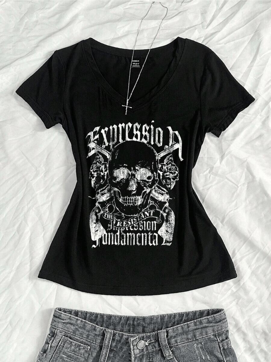 Skull Surrounded By Roses Symbolizing Inner Strength And Resilience In The Face Of Challenges. Modern Women's T-Shirt With A V-Neck And Elegant Urban Style. - 黑色 - 查看 1
