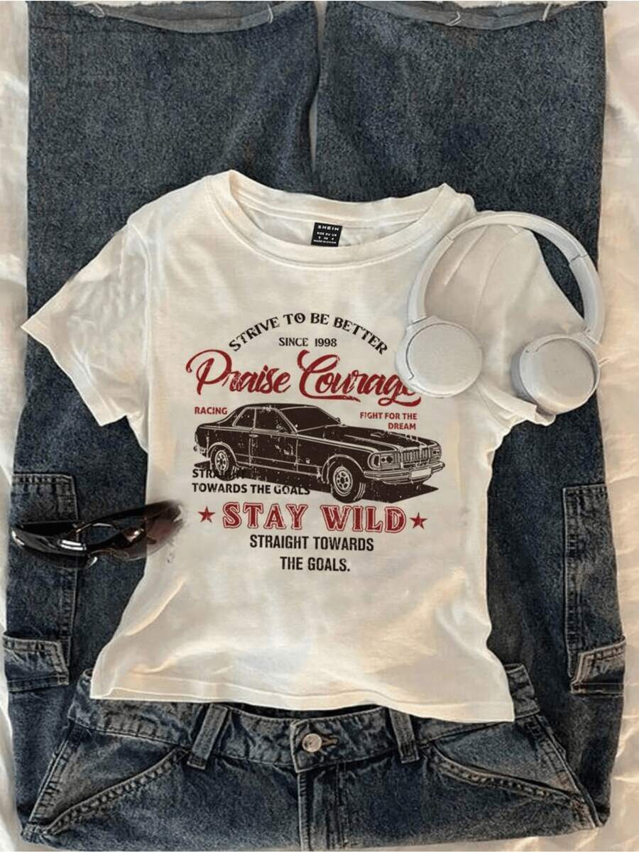 Classic Red Car Symbolizing Free Energy, Speed, And The Courage To Move Forward With Determination, Reflecting An Indomitable Spirit And Self-Confidence. Comfortable, Modern Women's T-Shirt Ideal For Everyday Wear. - 白色 - 查看 1