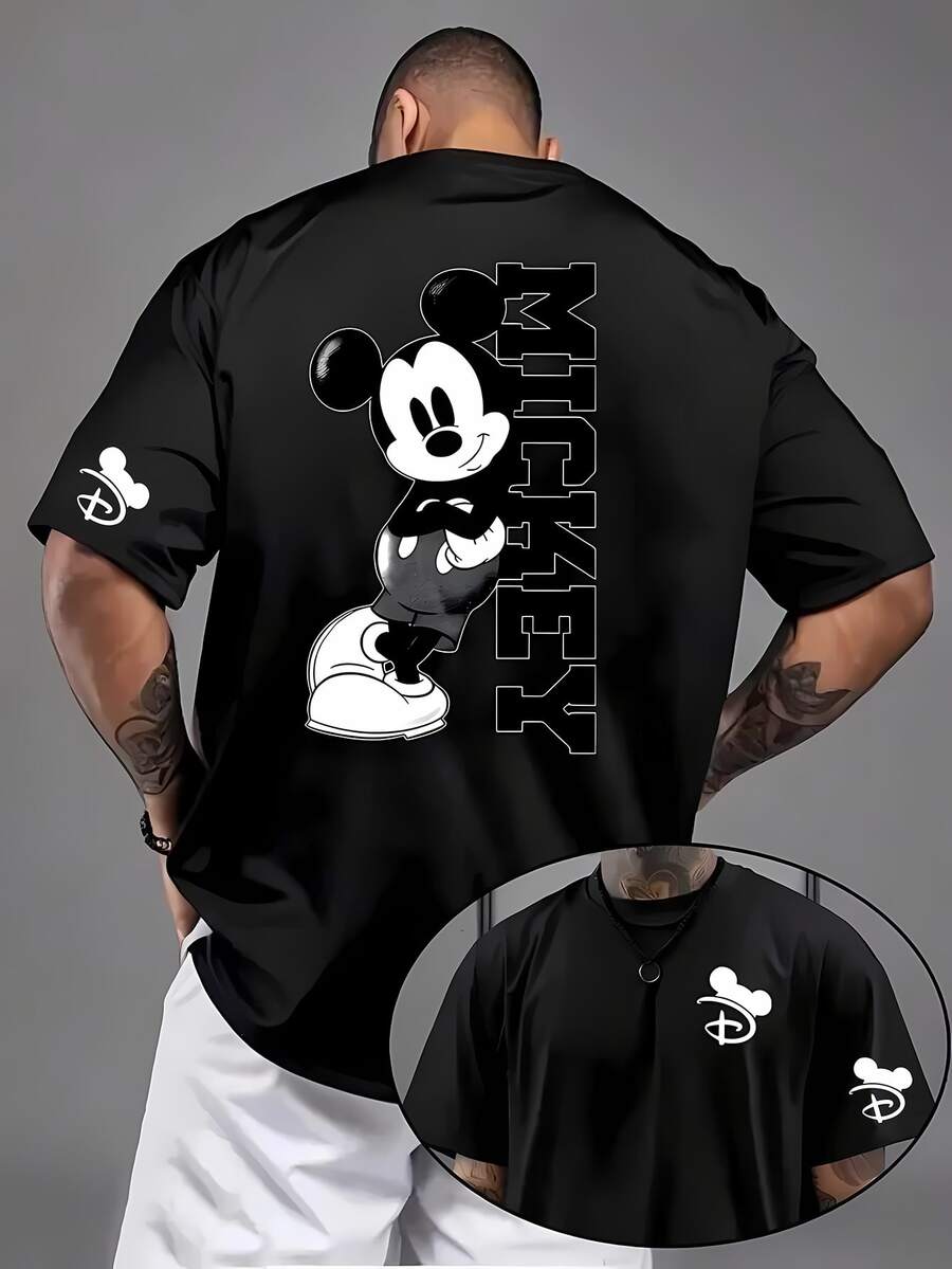 T-shirt graphique Disney classique Mickey Mouse, imprimé vertical latéral, manches courtes, motif minimaliste blanc au dos, col rond noir intemporel, mini-imprimé Mickey assorti sur les deux manches, tissu en coton premium doux et respirant, coutures renforcées pour une durabilité optimale, tenue décontractée idéale pour la ville, les vacances et le quotidien, vêtements assortis pour toute la famille, design emblématique centré sur les personnages de dessins animés Disney vintage, style visuel minimaliste et épuré convenant aux jeunes et aux adultes pour les occasions quotidiennes, les sorties décontractées, les activités de plein air et un style confortable au quotidien. - Noir - Voir 1