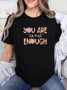 Motivational Phrase With Pink Flowers And Green Leaves Symbolizing Self-Acceptance And Self-Love, Inspiring Confidence And Positive Energy. Comfortable And Modern Casual Women's T-Shirt - 黑色 - 查看 1