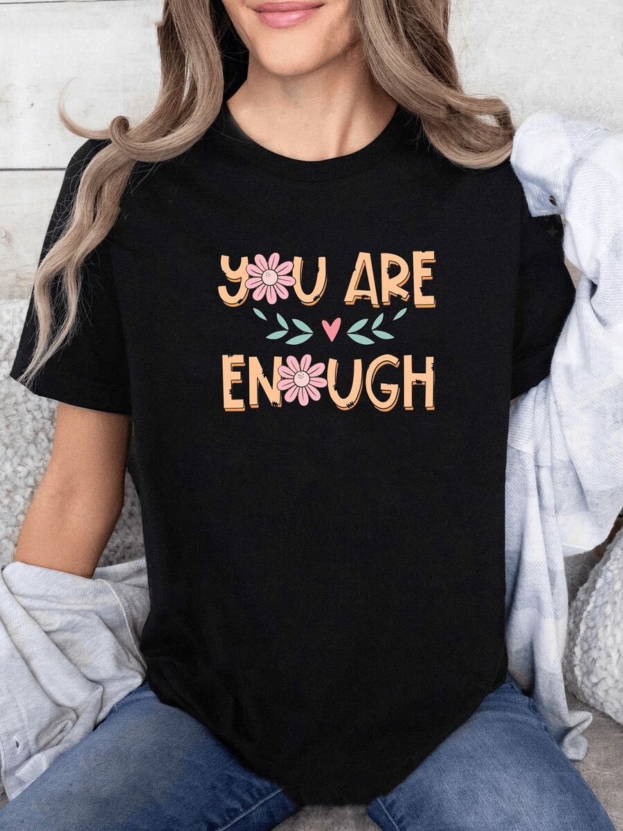 Motivational Phrase With Pink Flowers And Green Leaves Symbolizing Self-Acceptance And Self-Love, Inspiring Confidence And Positive Energy. Comfortable And Modern Casual Women's T-Shirt - 黑色 - 查看 1