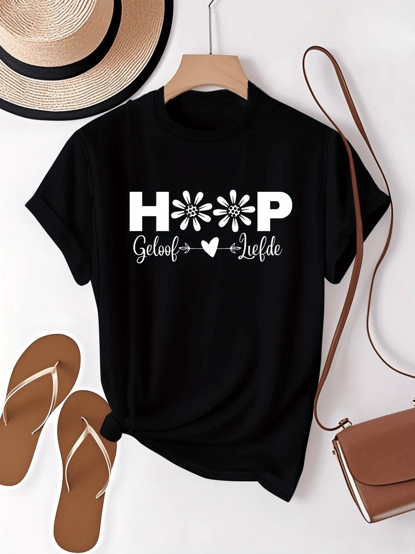 Flowers Symbolizing Hope, Faith, And Love, United By A Heart With Arrows, Conveying Positive Energy And Serenity-Perfect For Expressing Joy Every Day. A Modern, Comfortable, Casual Women's T-Shirt. - 黑色 - 查看 1