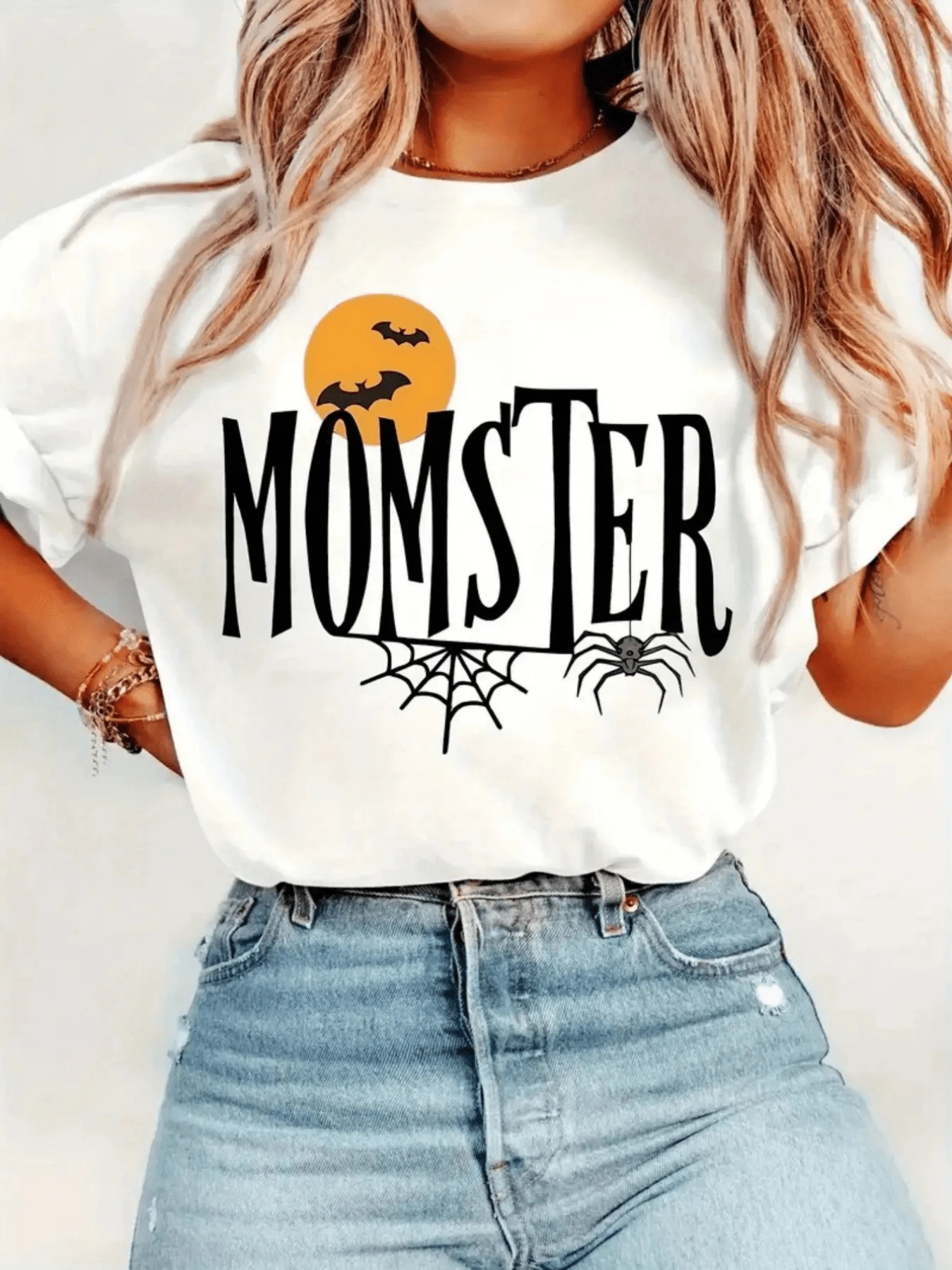 Sol brillante acompañado de murciélagos que anuncian la llegada de una noche encantada con telarañas y arañas simbolizando el poder y la protección camiseta de mujer moderna para ocio diario y celebración temática - Blanco - Ver 1