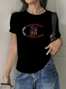 Vibrant Symbols That Evoke The Sporting Spirit Of New York With Colorful Lettering And A Modern Urban Energy That Highlights Feminine Strength And Confidence. Comfortable Casual Women's T-Shirt For Everyday Wear - 黑色 - 查看 6