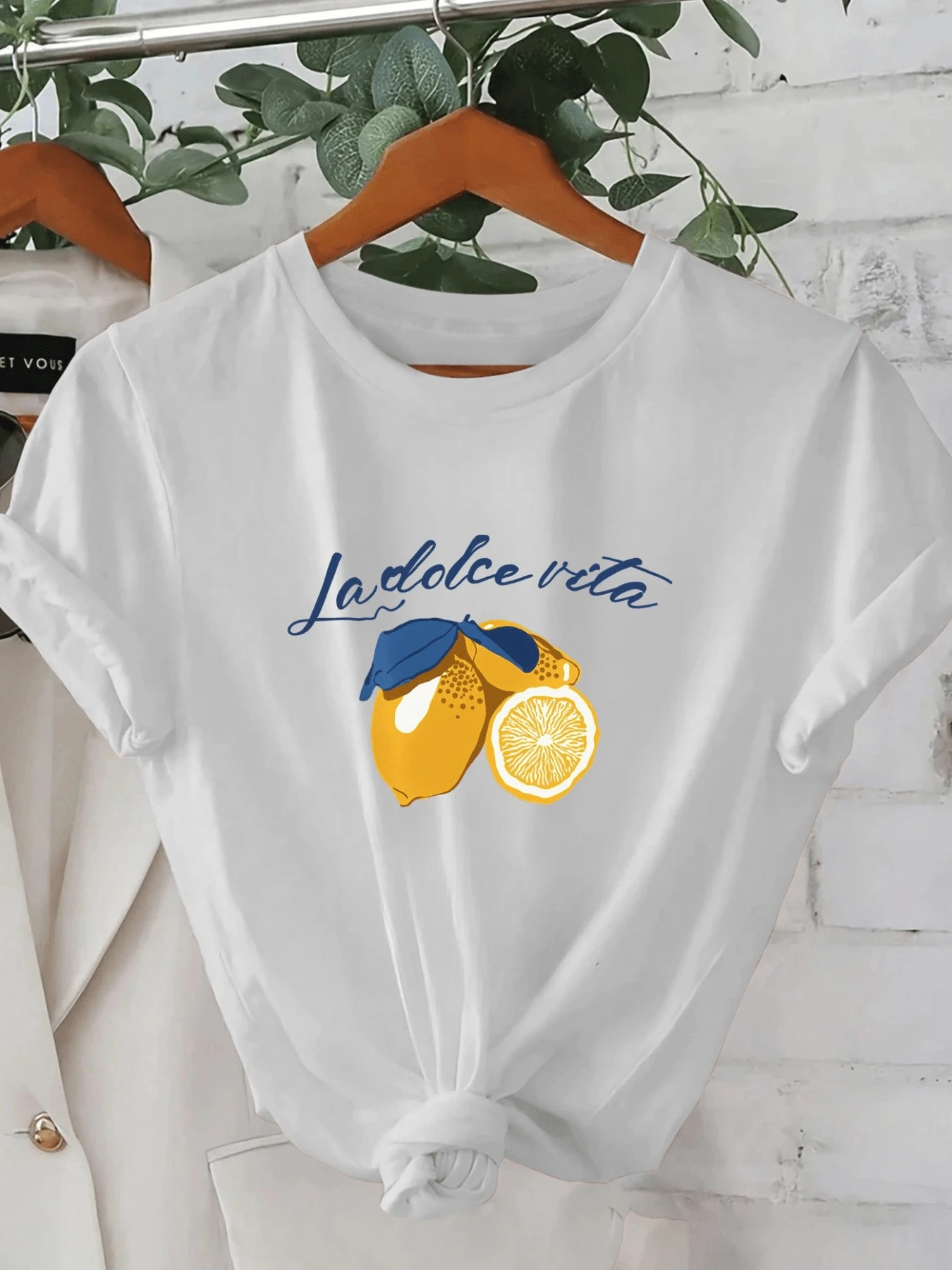 Limones frescos y hojas azules que evocan la energía positiva del verano y la alegría mediterránea inspirando momentos dulces bajo el sol camiseta de mujer casual cómoda para uso diario - Blanco - Ver 1