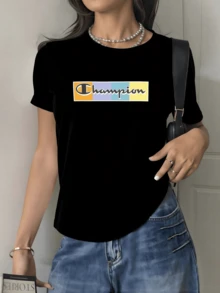 Pastel Color Blocks That Convey Positive Energy And Confidence, Combining Soft Shades Of Yellow, Lilac, And Blue In A Balanced Composition. A Stylish Casual Women's T-Shirt For Everyday Wear. - 黑色 - 查看 6