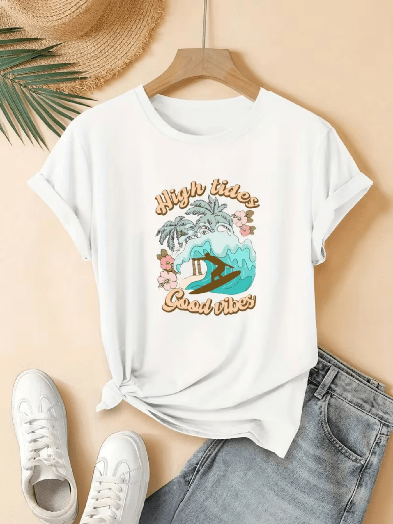 High Waves With Palm Trees, Pink Flowers, And A Surfing Figure Convey Positive Energy And Marine Freshness, Ideal For Those Who Love The Freedom Of Summer. A Modern, Comfortable, Casual Women's T-Shirt For Everyday Wear. - 白色 - 查看 1