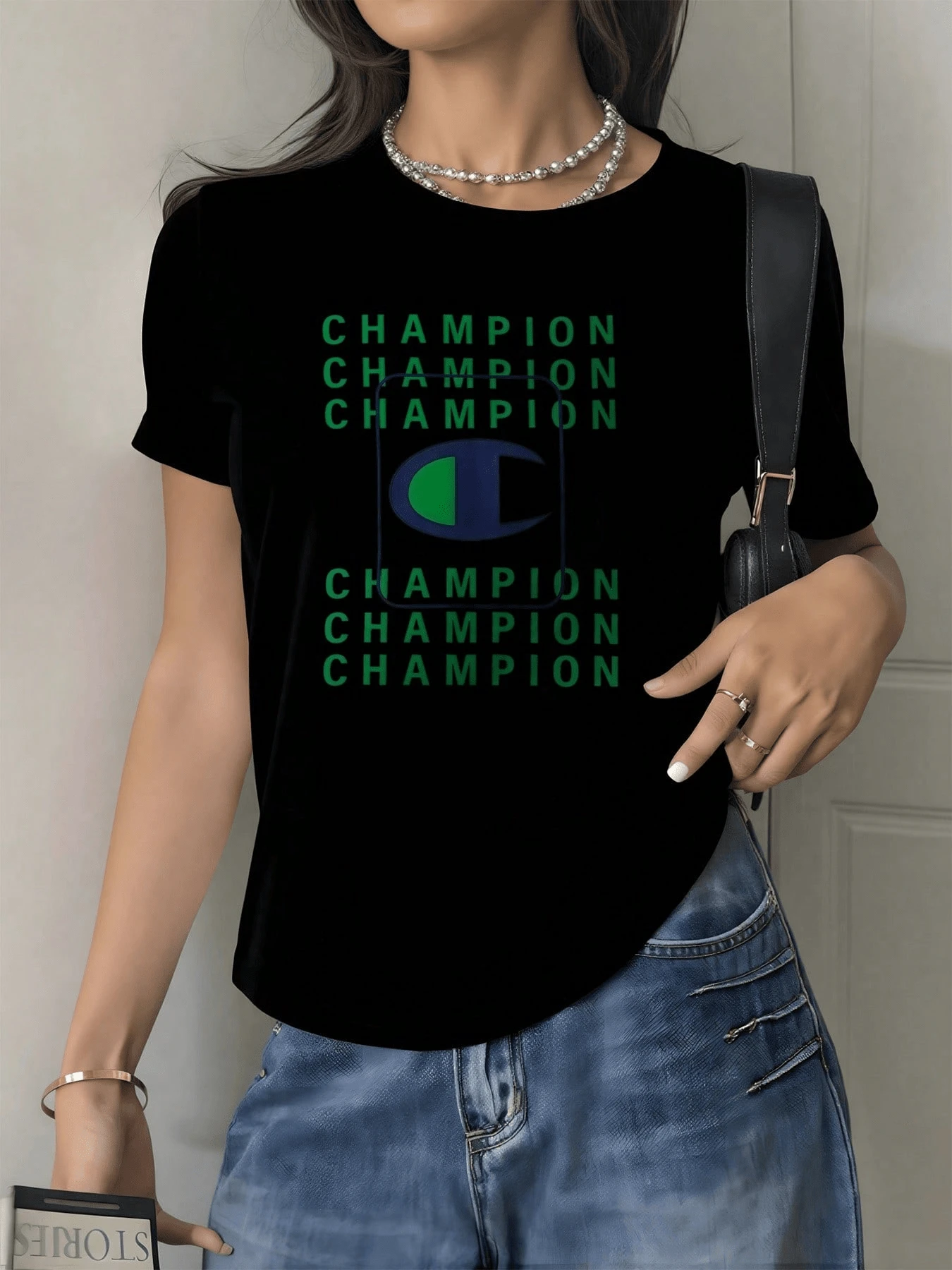 Repeated Words Reflecting Strength, Confidence, And Overcoming Adversity In Shades Of Green And Blue Form A Modern Composition That Inspires Determination And Positive Energy. Casual Women's T-Shirt With Motivational Print, Ideal For Everyday Wear. - 黑色 - 查看 1