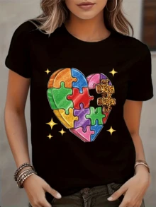 Corazón formado por piezas de rompecabezas multicolor brillantes que simbolizan unión diversidad amor y fortaleza con destellos dorados que resaltan su energía positiva camiseta de mujer casual moderna cómoda para uso diario - Negro - Ver 1