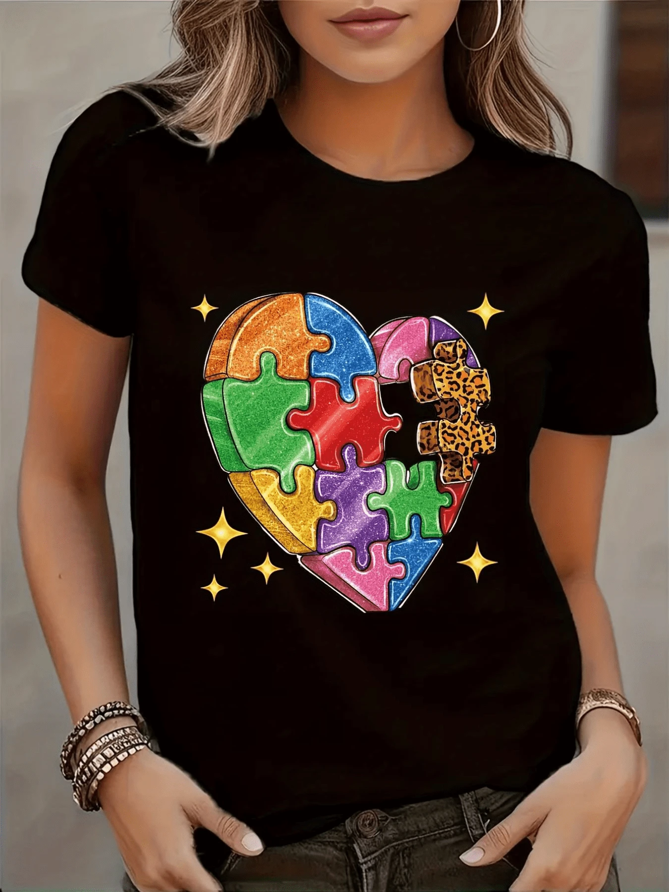 Corazón formado por piezas de rompecabezas multicolor brillantes que simbolizan unión diversidad amor y fortaleza con destellos dorados que resaltan su energía positiva camiseta de mujer casual moderna cómoda para uso diario - Negro - Ver 1