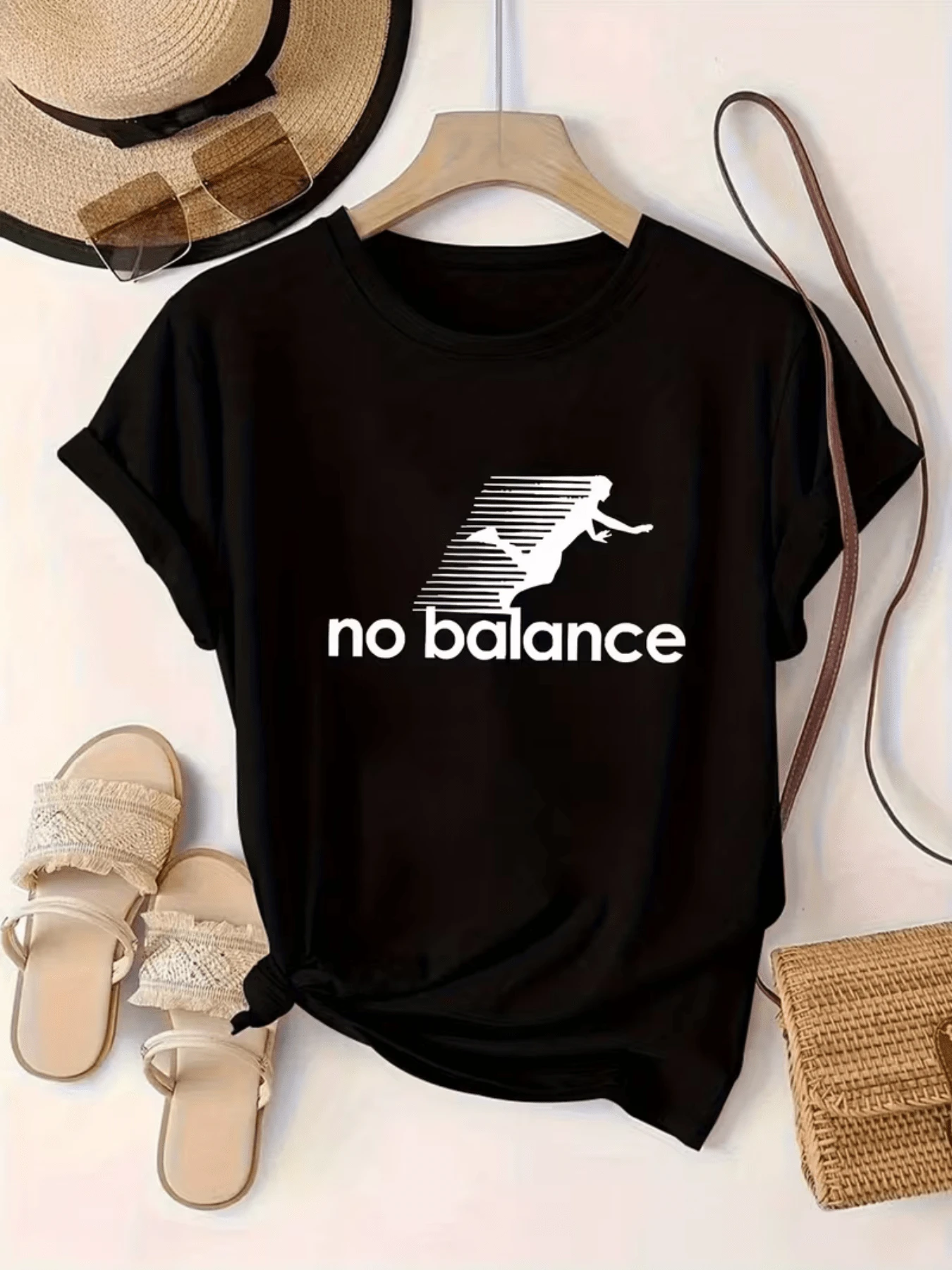 Figura que muestra una silueta femenina avanzando entre líneas horizontales que simbolizan movimiento libertad y superación con texto inspirador no balance camiseta de mujer moderna casual cómoda para diario - Negro - Ver 1